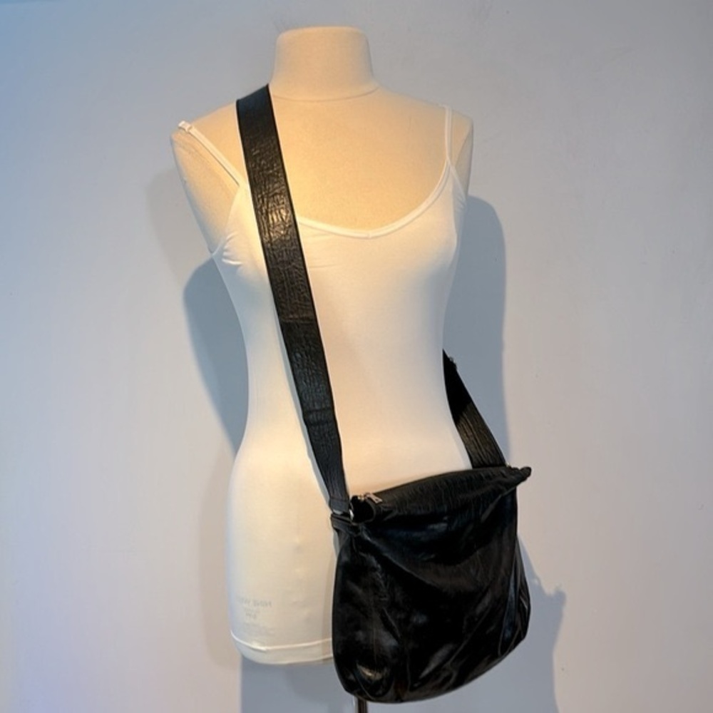 M0851 black leather crossbody bag zip topClassic